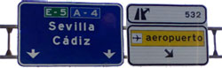 Paneles indicativos en la carretera del aeropuerto de Sevilla